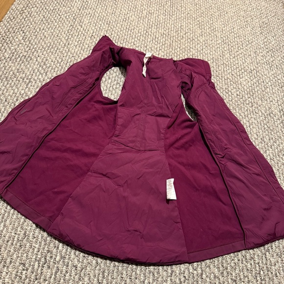 Lululemon Run For Cold vest in a plum burgundy - Picture 11 of 11